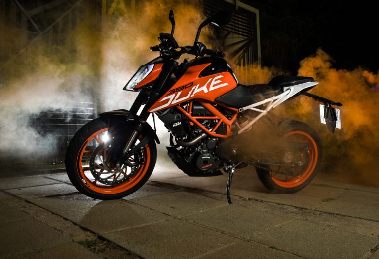 ktm duke 390 showroom