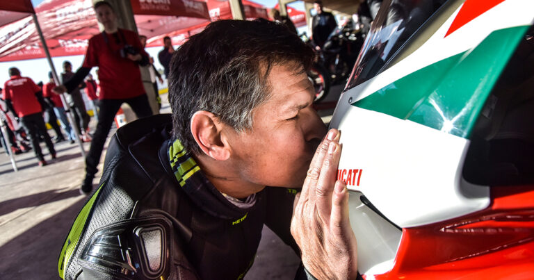 The Scarlet Beauty – Ducati’s V4 S on Track!