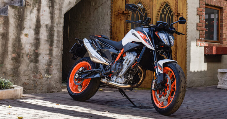 KTM 890 Duke R – Putting the “Super” into the Scalpel