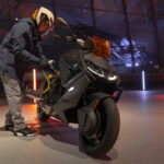 P90428637_highRes_bmw-ce-04-at-night-0