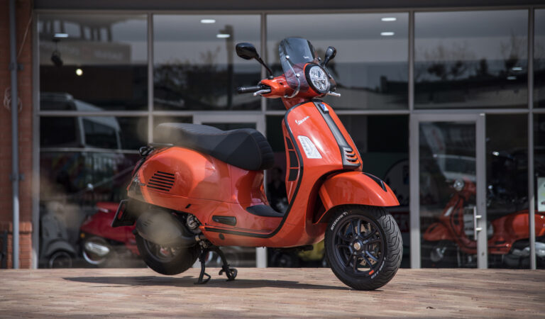 Vespa 300 GTS Super Sport HPE – Never Go Unnoticed!