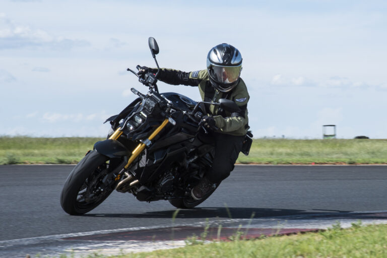 MotoGirl – Ladies Ride In Style