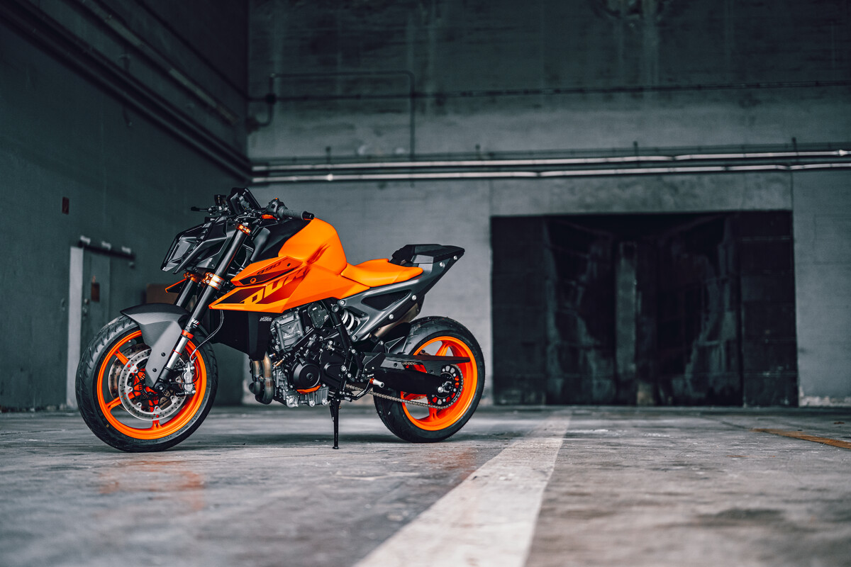 MY24 KTM 990 DUKE (2) ZA Bikers
