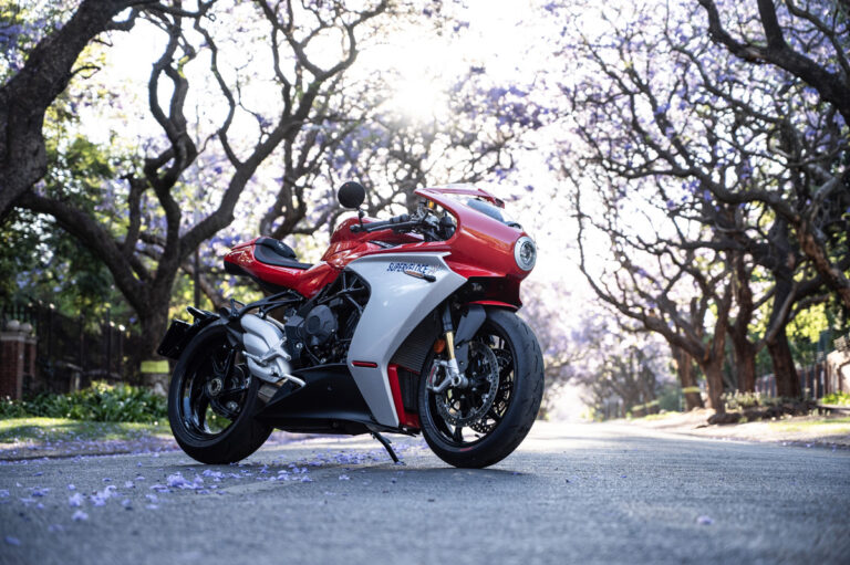 MV Agusta SuperVeloce 800 – Assassin in a Well-Tailored Suit