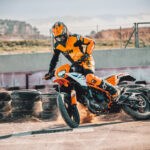 662132_MY25 KTM 390 SMC R-Action- Cat A_ACTION_ACTION