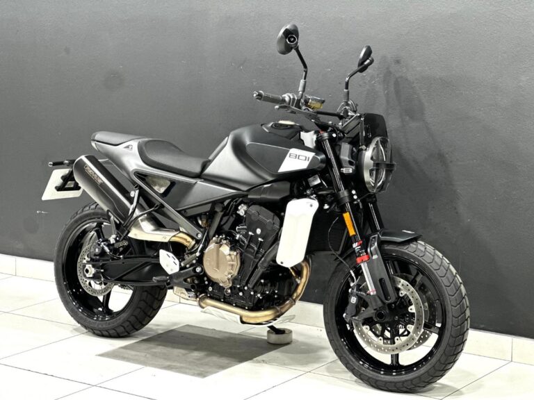 2025 Husqvarna 801 Svartpilen