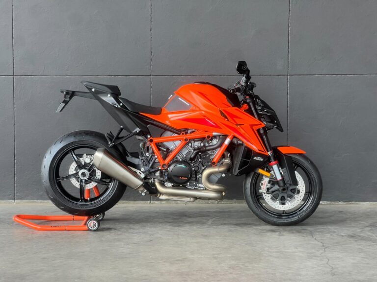 2026 KTM 1390 SUPER DUKE R 2025 KTM 1390 SUPER DUKE R