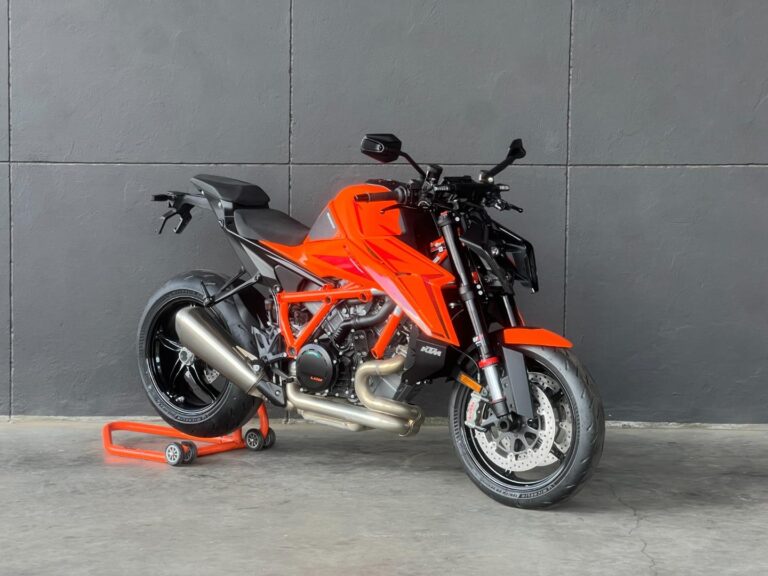 2026 KTM 1390 SUPER DUKE R 2025 KTM 1390 SUPER DUKE R